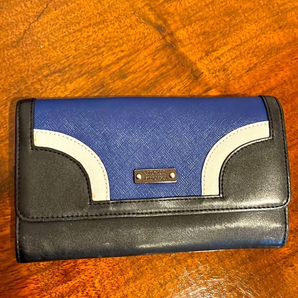 Badgley Mischka navy and black wallet. In great clean condition💙